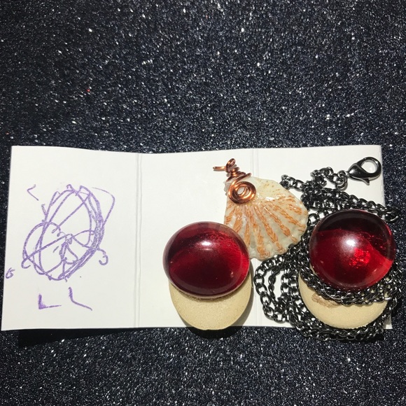 Bear Paw Shell Necklace - Picture 4 of 4